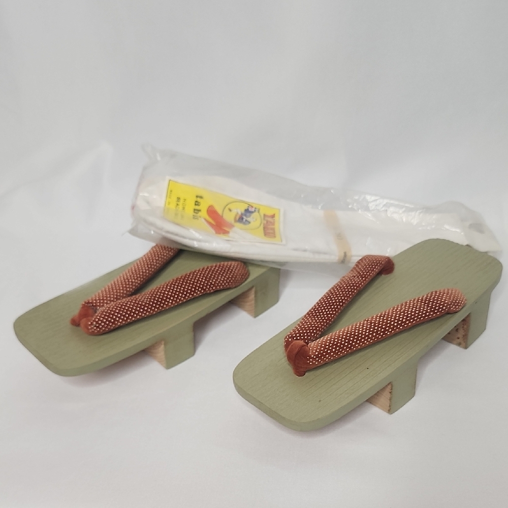 Traditional Japanese Wooden Geta Clogs With Yakko Tabis Cotton Socks